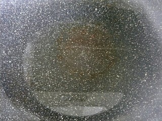 5、家常菠菜炒鸡蛋,开火加热，等锅热了以后倒油