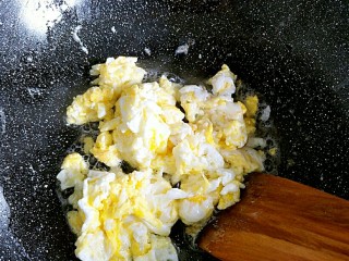 7、家常菠菜炒鸡蛋,等鸡蛋都凝固了以后盛出备用