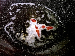 8、家常菠菜炒鸡蛋,再往锅里倒入一点油，油热以后先把辣椒放进去