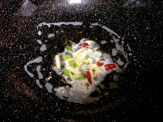 9、家常菠菜炒鸡蛋,辣椒出香味以后加入葱姜蒜和辣椒爆香(如果不太能吃辣的一起放进去就好)