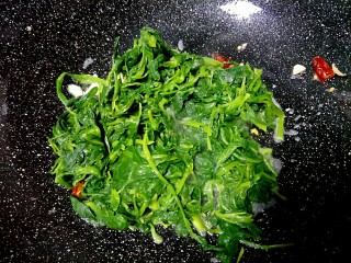 10、家常菠菜炒鸡蛋,香味出来以后放入菠菜进行翻炒