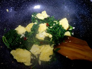 11、家常菠菜炒鸡蛋,菠菜软了以后放入鸡蛋进行翻炒