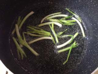 6、葱油面,炸至葱白变软