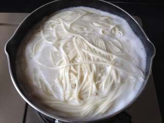 11、葱油面,将面条煮熟