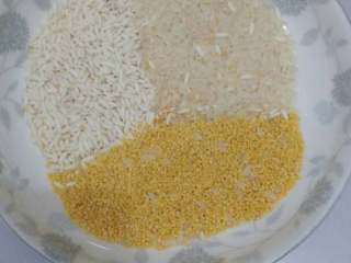 1、#传统苏式腊八粥#·#牡丹式腊八粥#(5/元~2017),食材准备1:糯米、粳米、小米。