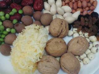 3、#传统苏式腊八粥#·#牡丹式腊八粥#(5/元~2017),食材准备3:红小豆、绿豆、花生、葡菊干、莲子、核桃、银耳、青豆、桂园、大枣、银耳等