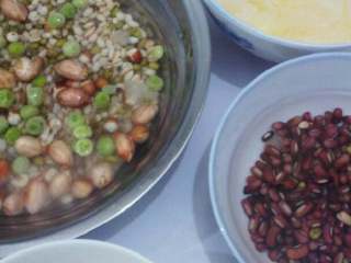 4、#传统苏式腊八粥#·#牡丹式腊八粥#(5/元~2017),各种食材:浸泡洗净备用。