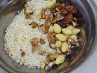 7、#传统苏式腊八粥#·#牡丹式腊八粥#(5/元~2017),经拣净洗净的核桃、白果、糯米、粳米、小米备用。