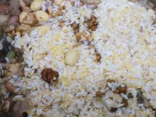 8、#传统苏式腊八粥#·#牡丹式腊八粥#(5/元~2017),经浸泡半小时后的上述食材倒入粥锅内煮3O分钟。