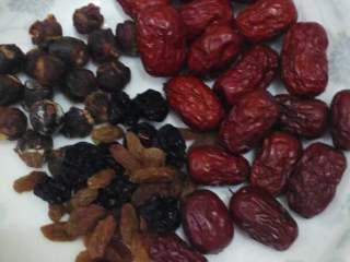 9、#传统苏式腊八粥#·#牡丹式腊八粥#(5/元~2017),洗净大枣、桂圆、葡萄干备用。