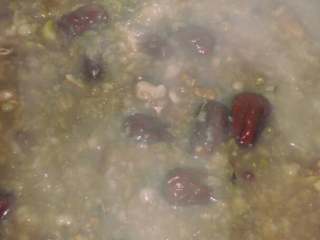 11、#传统苏式腊八粥#·#牡丹式腊八粥#(5/元~2017),煮至成熟,根据个人需求放入冰糖(适量)。