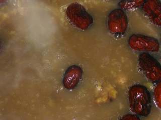 10、#传统苏式腊八粥#·#牡丹式腊八粥#(5/元~2017),上述食材倒入粥锅内,再煮1O分钟。