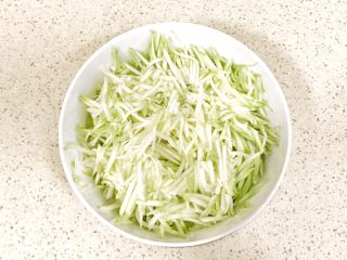 1、趣萌番茄蘑菇蔬菜饼,西葫芦瓜洗净，打成丝