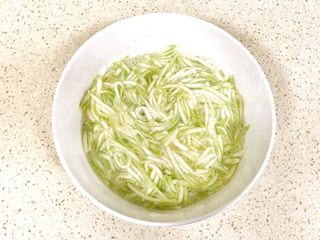 5、趣萌番茄蘑菇蔬菜饼,搅拌均匀，用盐浸泡过的瓜丝很好搅拌的