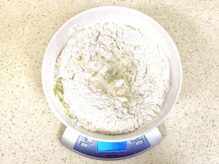 7、趣萌番茄蘑菇蔬菜饼,同时加入水