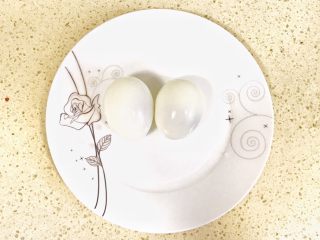 9、趣萌番茄蘑菇蔬菜饼,鸡蛋煮熟后，去皮