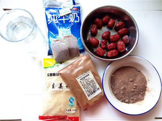 1、秋冬季养胃暖身最佳饮品--姜枣奶茶,将所需材料都准备好；