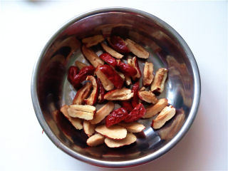 2、秋冬季养胃暖身最佳饮品--姜枣奶茶,红枣洗净去核切四瓣，备用；