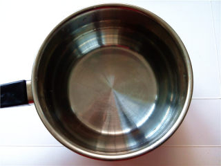 3、秋冬季养胃暖身最佳饮品--姜枣奶茶,将清水倒入小奶锅中煮沸；