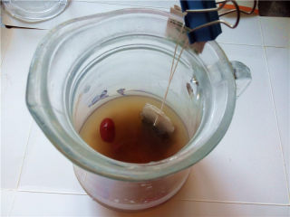 8、秋冬季养胃暖身最佳饮品--姜枣奶茶,倒入刚刚煮开的姜枣水冲泡茶包3~5分钟；