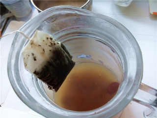 12、秋冬季养胃暖身最佳饮品--姜枣奶茶,将壶中浸泡的茶包取出来，摇动几下使得茶汤均匀就可以了；