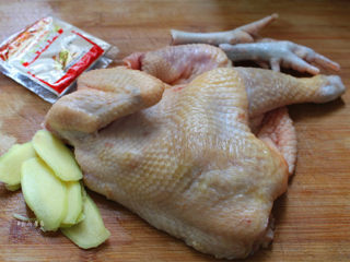 1、珐琅锅盐焗鸡,鸡肉洗净沥干水，生姜去皮洗净，切成薄片