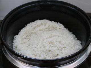 4、珐琅锅盐焗鸡,锅内倒入粗盐，选择任意功能键，用木铲炒熟粗盐，直至粗盐噼里啪啦响，在锅内活跃地跳动后取消加热