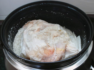 6、珐琅锅盐焗鸡,将鸡放在粗盐上面