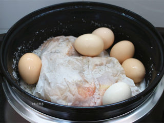 7、珐琅锅盐焗鸡,旁边有空隙的地方放些洗净的鸡蛋