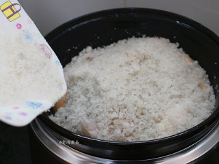 8、珐琅锅盐焗鸡,再将另一半粗盐倒在食材上面