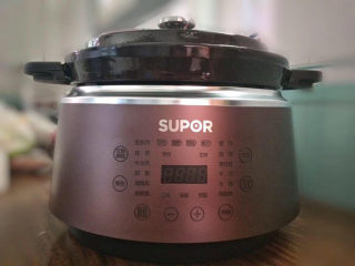 9、珐琅锅盐焗鸡,遮上锅盖，重新设定烹调模式，选择特色干焗功能，它的默认时间是一小时，做盐焗鸡要手动设置2小时，假若整只鸡烹调，时间调节为3小时，盐焗的时间越长，鸡肉香气足，鲜嫩多汁。