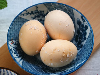 12、珐琅锅盐焗鸡,取出鸡蛋，顺利就能剥壳