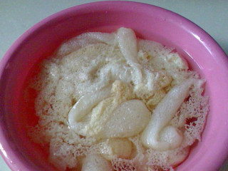 1、竹荪山药煲猪骨,干竹荪用凉水涨发，淘洗干净，再用凉水发透