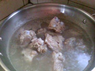 2、竹荪山药煲猪骨,猪骨头用清水清洗一下，然后放入开水锅中焯1-2分钟再捞起冲去血泡