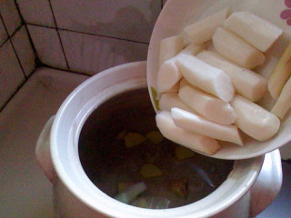 4、竹荪山药煲猪骨,砂锅放入适量清水，加入几片姜再倒入山药段