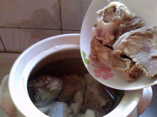 5、竹荪山药煲猪骨,加入猪骨头