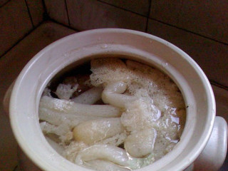 6、竹荪山药煲猪骨,加入竹荪，大火烧开，然后转小火慢炖2小时