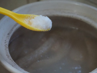 7、竹荪山药煲猪骨,关火后，加入食盐调味即可