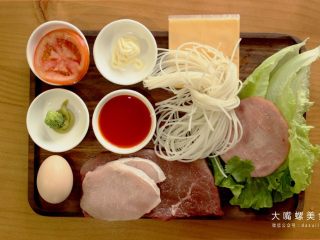 2、你绝对没吃过的螺蛳粉汉堡,接着备好相应材料：螺蛳粉，鸡蛋，生菜，西红柿片，沙拉酱，芝士片，红油，芥末。（表问我哪里可以买到螺蛳粉，请自行搜素某宝，ps:小编用的是华螺