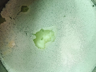 1、红糖红枣馒头,容器中放入酵母粉、白糖、鸡油、50ml左右温水稍作搅拌