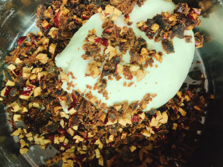 11、红糖红枣馒头,红枣红糖碎放入面团中