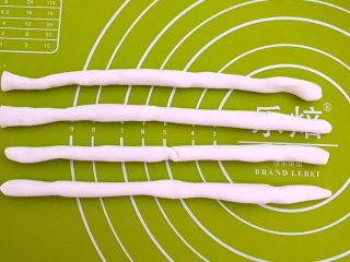 4、红糖蓝莓小圆子,把饧好的糯米面搓成直径1㎝长条