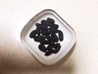 8、红糖蓝莓小圆子,把蓝莓果干清洗干净