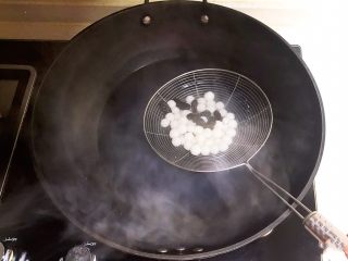 16、红糖蓝莓小圆子,把煮好的小圆子和蓝莓果干捞出来