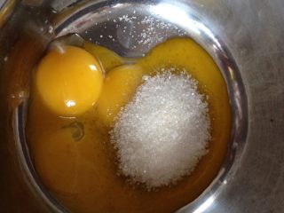 1、巧克力波点蛋糕卷,鸡蛋蛋黄，蛋白分离，蛋黄加35g砂糖搅拌充分