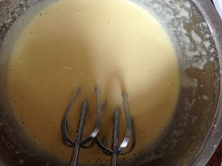 2、巧克力波点蛋糕卷,再加进已过筛的蛋糕粉和淀粉（过筛为了使面糊细腻）再充分打发至细腻的面糊