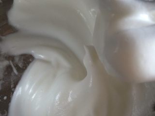 3、巧克力波点蛋糕卷,蛋白加35g细砂糖先低速再高速打发至奶油状（刮起有小尖尖即可）