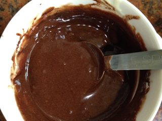 5、巧克力波点蛋糕卷,拿一块巧克力隔水融化，加入一勺面糊充分搅拌装进裱花袋里待用