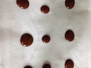 6、巧克力波点蛋糕卷,烤盘铺上油纸，往油纸上挤出自己想要的圆点或其他图案，放进已预热的烤箱用160度烤2分钟取出