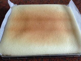 7、巧克力波点蛋糕卷,取出烤盘后往油纸倒入面糊，轻轻振动几下，放进已预热的烤箱用160度烤15～18分钟取出